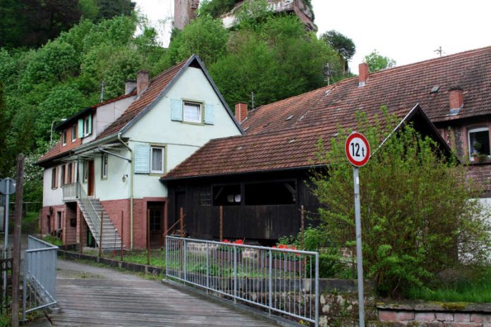 Die Wappenschmiede mit der im Vordergrund um 1890 angebauten Sägemühle (Foto: Benno Münch)