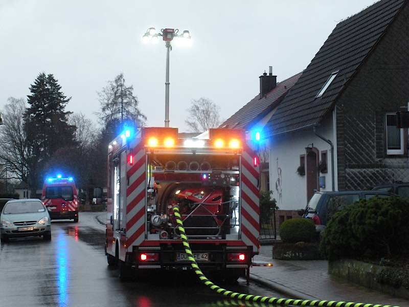 Feuerwehreinsatz in der Esthaler Klosterstraße (Foto: Presseteam der Feuerwehr VG Lambrecht)