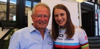 Olympiasiegerin Miriam Welte freut sich mit ihrem Trainer Frank Ziegler über die Bronzemedaille beim Teamsprint bei der WM in Polen. (Foto: Michael Sonnick)