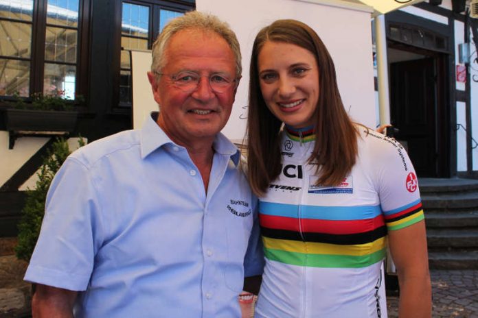 Olympiasiegerin Miriam Welte freut sich mit ihrem Trainer Frank Ziegler über die Bronzemedaille beim Teamsprint bei der WM in Polen. (Foto: Michael Sonnick)