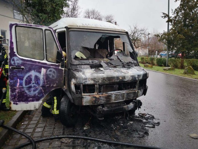 Das Wohnmobil brannte aus (Foto: Feuerwehr Neustadt)