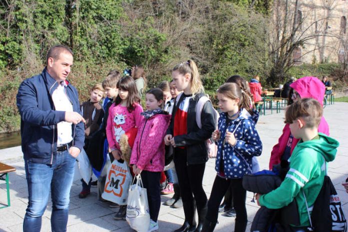 SGD-Süd-Präsident Dr. Hannes Kopf mit Kindern der Ostschule in Neustadt (Foto: SGD Süd)