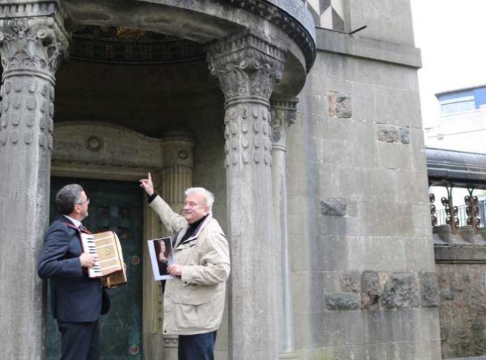 Franz Piva und Bürgermeister Dr. Torsten Fetzner bieten am 4. April wieder eine musikalische Stadtführung an: Rund ums Schloss - Foto: Stadt Weinheim