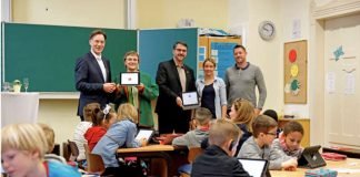 Georg Lixenfeld, Vorstandsmitglied der Sparkasse Rhein-Haardt, Schulleiterin Karin Hochlechner, Oberbürgermeister Marc Weigel, Konrektorin Margit Kaltner sowie Klassenlehrer Christian Franz mit den Schülerinnen und Schülern der Klasse 1 c. (Foto: Sparkasse Rhein-Haardt)