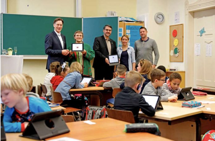 Georg Lixenfeld, Vorstandsmitglied der Sparkasse Rhein-Haardt, Schulleiterin Karin Hochlechner, Oberbürgermeister Marc Weigel, Konrektorin Margit Kaltner sowie Klassenlehrer Christian Franz mit den Schülerinnen und Schülern der Klasse 1 c. (Foto: Sparkasse Rhein-Haardt)