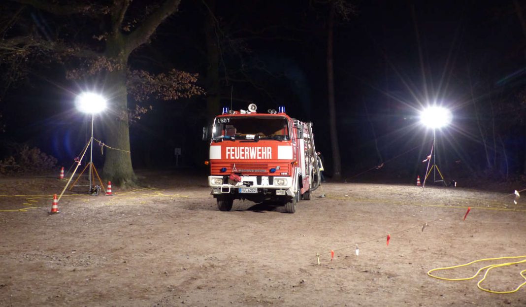 Blendfreies Ausleuchten einer Einsatzstelle (hier anhand des Rüstwagens) (Foto: Feuerwehr Neustadt)