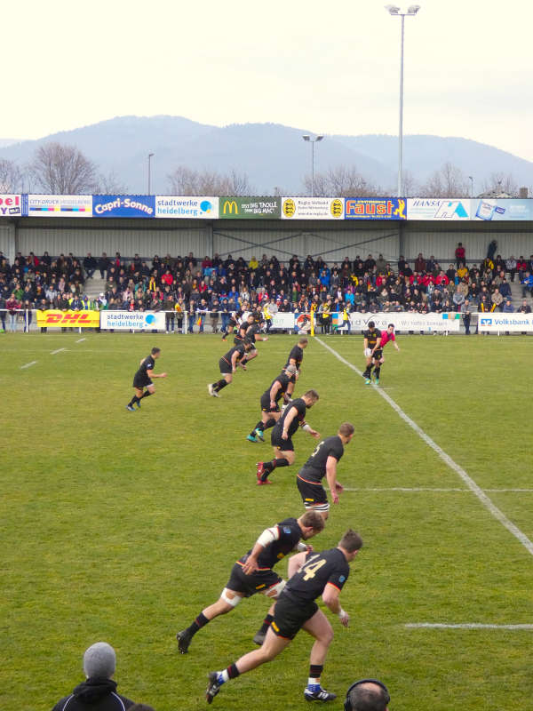 Vorwärtsdrang: Die Deutsche 15er Rugby-Nationalmannschaft kurz nach dem Anpfiff (Foto: Hannes Blank)