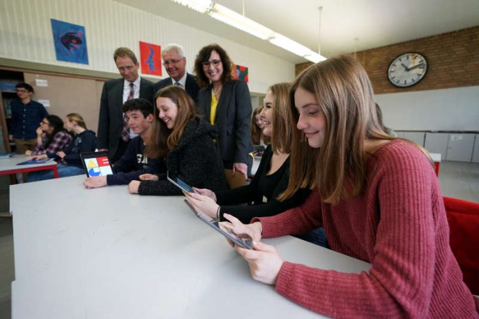 Oberbürgermeister Martin Hebich, Thomas Distler, Vorstandsmitglied der Sparkasse Rhein-Haardt und Oberstudiendirektorin Schulleiterin Sabine Schanz mit Schülerinnen und Schülern der Klasse 10 a des Albert-Einstein-Gymnasiums Frankenthal (Foto: Sparkasse Rhein-Haardt)