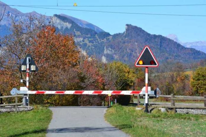 Symbolbild, Bahnübergang, Schranke, Zug