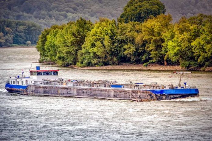 Symbolbild, Binnenschiff, Frachtschiff, Rhein, Fluß © analogicus on Pixabay