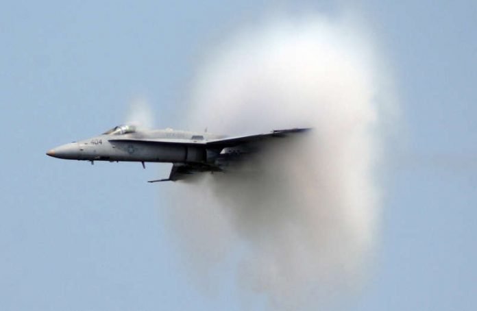 Militärflugzeug beim Durchbrechen der Schallmauer (Symbolbild: Pixabay)