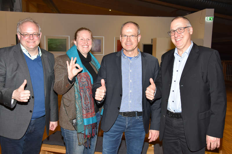 Komplett optimistisch: Stefan Leim (l.), Setna C. Barclay (2.v.l.) und Ralph Alt (r.) vom Leitungsteam der LSB-Sportjugend freuen sich gemeinsam mit dem kommissarischen LSB-Präsidenten Jochen Borchert (2.v.r.) über das positive Votum der Vollversammlung in Wörrstadt. (Foto: LSB)