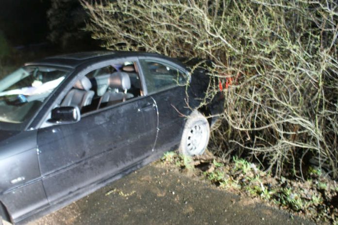 PKW in misslicher Lage (Foto: Presseteam der Feuerwehr VG Lambrecht)