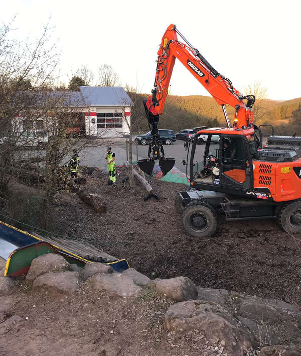 Arbeitseinsatz am naturnahen Spielplatz in Esthal