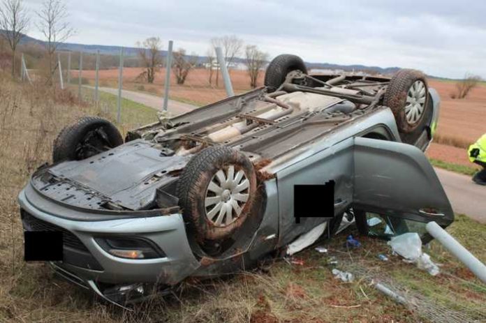 pol-pdkl-pkw-von-windboee-erfasst-verkehrsunfall