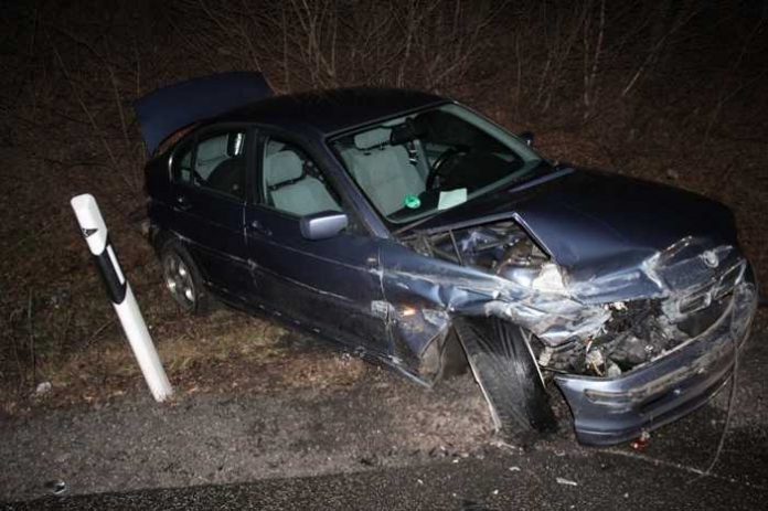 pol-pdkl-verkehrsunfall-durch-reifenplatzer