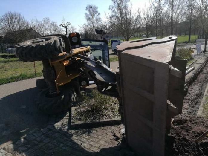 pol-pdld-pleisweiler-oberhofen-radlader-umgekippt-ein-arbeiter-leicht-verletzt
