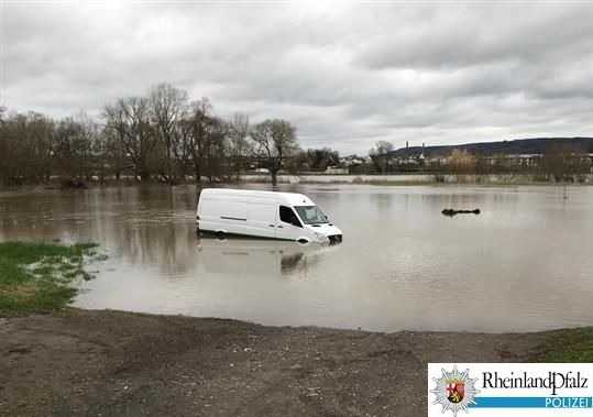 Die Autofahrer wurden vom Hochwasser überrascht