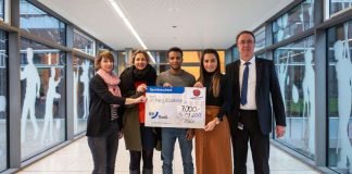 Claudia Paul (Stiftung Courage), Anja Siegert (Team Tokio Rhein-Neckar), Hamza und Pinar Touba (Olympiateilnehmer Boxen) und Prof. Dr. Georg Hoffmann (Stiftung Courage) bei der Scheckübergabe anlässlich des Box-Länderkampfes im Olympiastützpunkt Rhein-Neckar. (Bildhinweis: Tobias Dittmer)