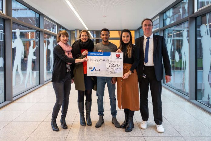 Claudia Paul (Stiftung Courage), Anja Siegert (Team Tokio Rhein-Neckar), Hamza und Pinar Touba (Olympiateilnehmer Boxen) und Prof. Dr. Georg Hoffmann (Stiftung Courage) bei der Scheckübergabe anlässlich des Box-Länderkampfes im Olympiastützpunkt Rhein-Neckar. (Bildhinweis: Tobias Dittmer)