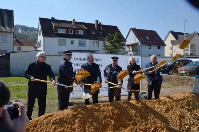 v.l.: Norbert Höbel (LBB-Niederlassungsleiter Kaiserslautern), Siegfried Ranzinger (Leiter der PI Landstuhl), Ralf Hersina (Stadtbürgermeister Landstuhl), Michael Denne (Präsident Polizeipräsidium Westpfalz), Finanz- und Bauministerin Doris Ahnen und Innenminister Roger Lewentz. Foto: LBB