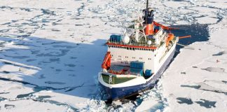 Das deutsche Forschungsschiff Polarstern in der zentralen Arktis, Aufnahme von der Sommer-Expedition 2015 (Foto: Alfred-Wegener-Institut / Mario Hoppmann (CC-BY 4.0) https://multimedia.awi.de/#1556536456170_59