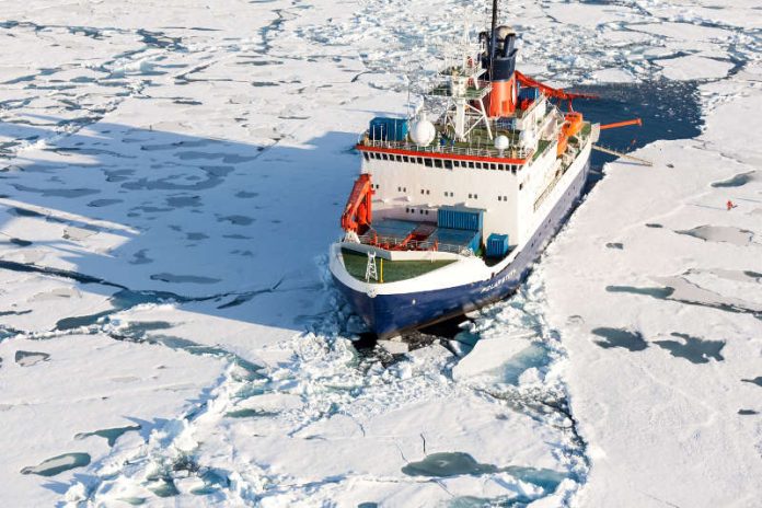 Das deutsche Forschungsschiff Polarstern in der zentralen Arktis, Aufnahme von der Sommer-Expedition 2015 (Foto: Alfred-Wegener-Institut / Mario Hoppmann (CC-BY 4.0) https://multimedia.awi.de/#1556536456170_59