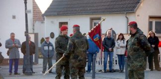 Der Bataillonskommandeur (mitte) bei der Übergabe des Kompaniewimpels von dem alten (rechts) an den neuen Kompaniechef (links). / Oberleutnant Peter Gräfe (Foto: ABCAbwBtl 750 „BADEN“ – Walderstein)