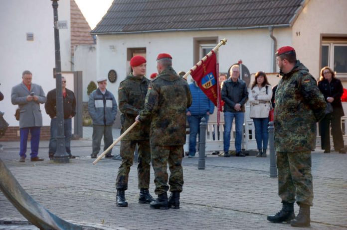 Der Bataillonskommandeur (mitte) bei der Übergabe des Kompaniewimpels von dem alten (rechts) an den neuen Kompaniechef (links). / Oberleutnant Peter Gräfe (Foto: ABCAbwBtl 750 „BADEN“ – Walderstein)