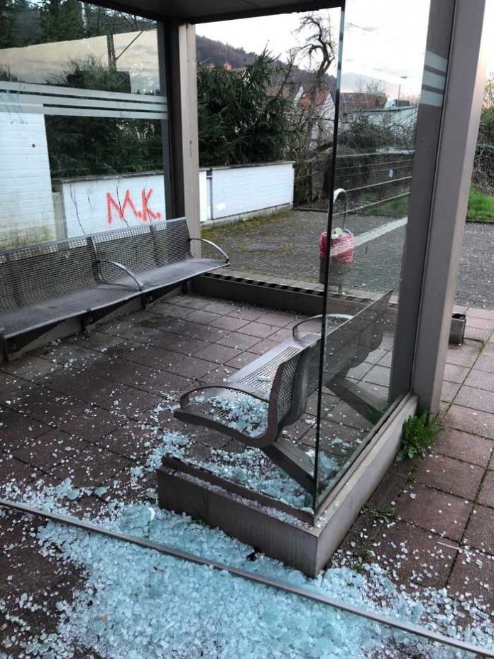 Artikel_Aßlar - Vandalismus, Scheibe klirrte am Bahnhof