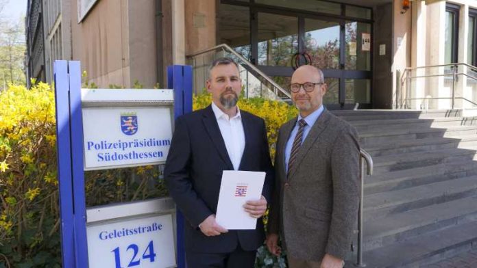 Couragierter Zeuge durch Polizeipräsident belobigt Artikel_Couragierter Zeuge durch Polizeipräsident belobigt