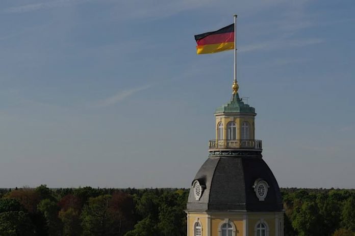 Deutsche Flagge auf dem Karlsruher Schloss (Foto: Pixabay/dlohner)