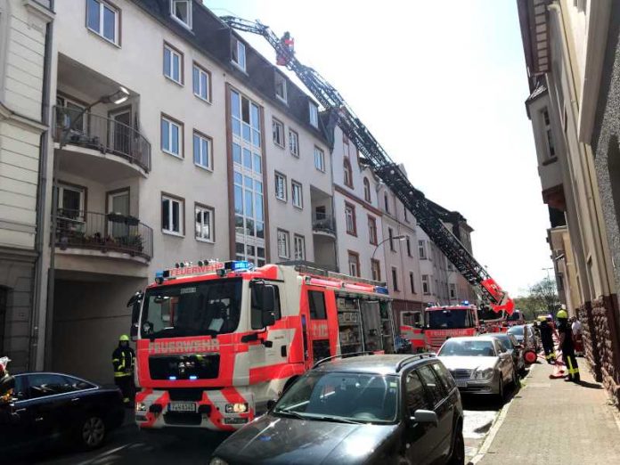 Foto 1 © Feuerwehr Frankfurt Feuer im Dachgeschoss eines Mehrfamilienhauses in Höchst-1 © Feuerwehr Frankfurt