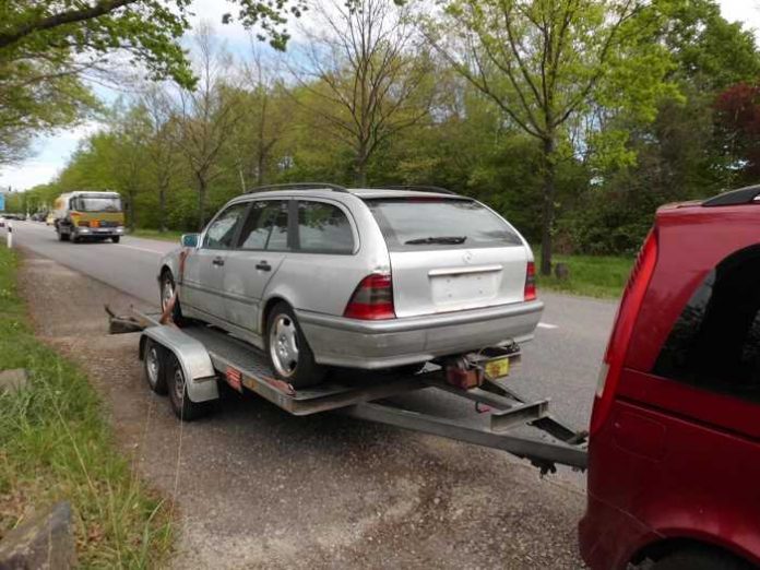Gefährliches Fahrzeuggespann - Fahrer ohne erforderliche Fahrerlaubnis unterwegs Gefährliches Fahrzeuggespann - Fahrer ohne erforderliche Fahrerlaubnis unterwegs