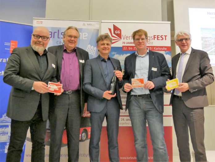 v.l.: Martin Wacker, Geschäftsführer KME; Prof. Dr. Hansgeorg Schmidt-Bergmann, Leiter des Museums für Literatur am Oberrhein, Oberbürgermeister Dr. Frank Mentrup; Daniel Wensauer-Sieber, Initiativkreis Forum Recht; Klaus Hoffmann, Geschäftsführer KTG. (Foto: KTG Karlsruhe Tourismus GmbH)