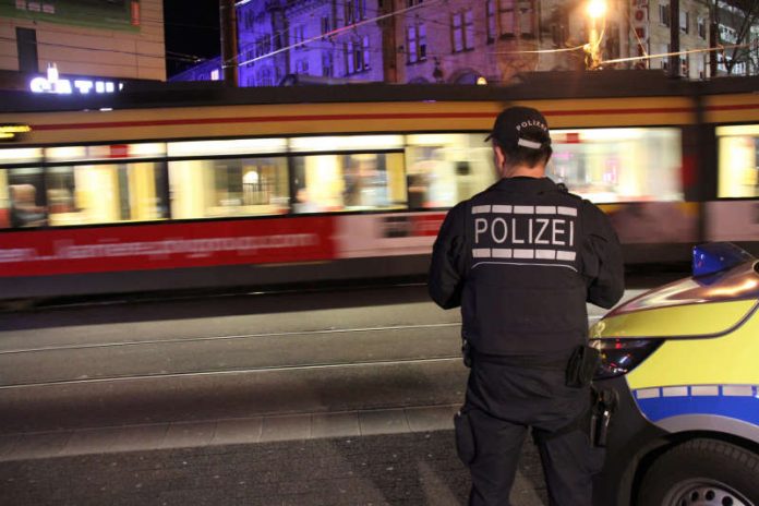 Einsatz in den Abend- und Nachtstunden: Bereits zum 7. Mal haben die Verkehrsbetriebe Karlsruhe und die Polizei eine gemeinsame Schwerpunktkontrolle im Tram- und Stadtbahnverkehr durchgeführt, um das subjektive Sicherheitsgefühl der Fahrgäste zu stärken und Straftaten vorzubeugen (Foto: VBK)