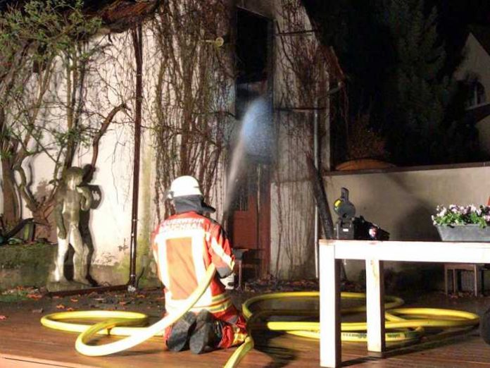 Gebäude im Vollbrand - Quelle: FW Bruchsal