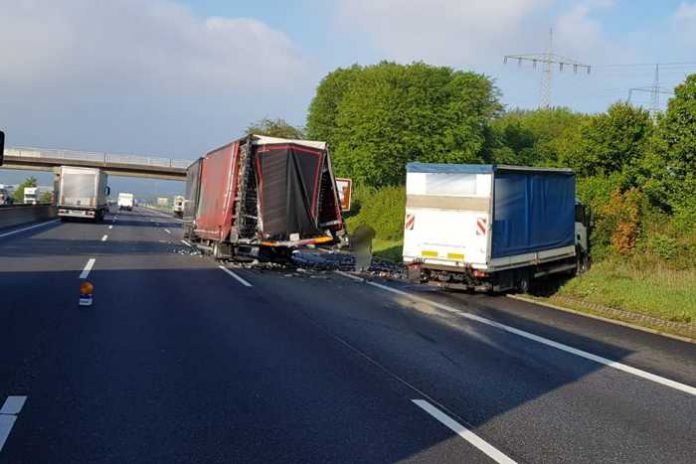 Landkreis Kassel-A7: Auffahrunfall von drei Lkw mit zwei Verletzten Landkreis Kassel-A7: Auffahrunfall von drei Lkw mit zwei Verletzten