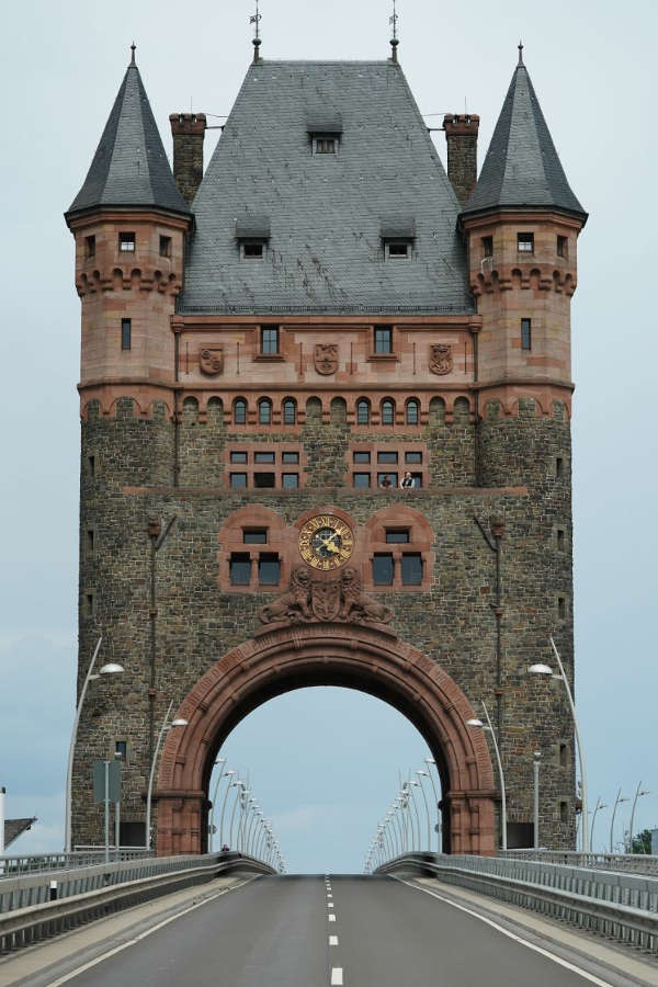 Nibelungentor auf der Nibelungenbrücke bei Worms (Foto: Reinhard Schnell)