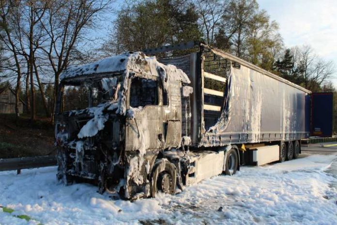 Sattelzug geht in Flammen auf