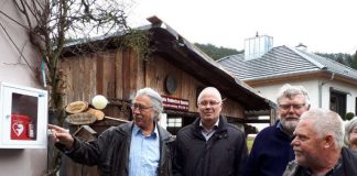 v.l.: Vorsitzender Bernd Elsner, Verbandsbürgermeister Manfred Kirr, Gerhard Vorstoffel, VdK-Kassierer Hans Gustav Klare. (Foto: Ute Kullmer)