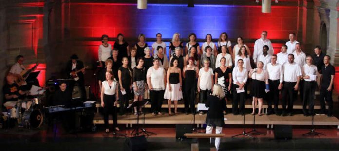 Der Chor „GospelGroove“ unter der Leitung von Dekanatskantorin Barbara Pfalzgraff präsentiert in der Christuskirche fetzige Gospelmusik. (Foto: Evangelisches Dekanat Mainz/Nicole Weisheit-Zenz)