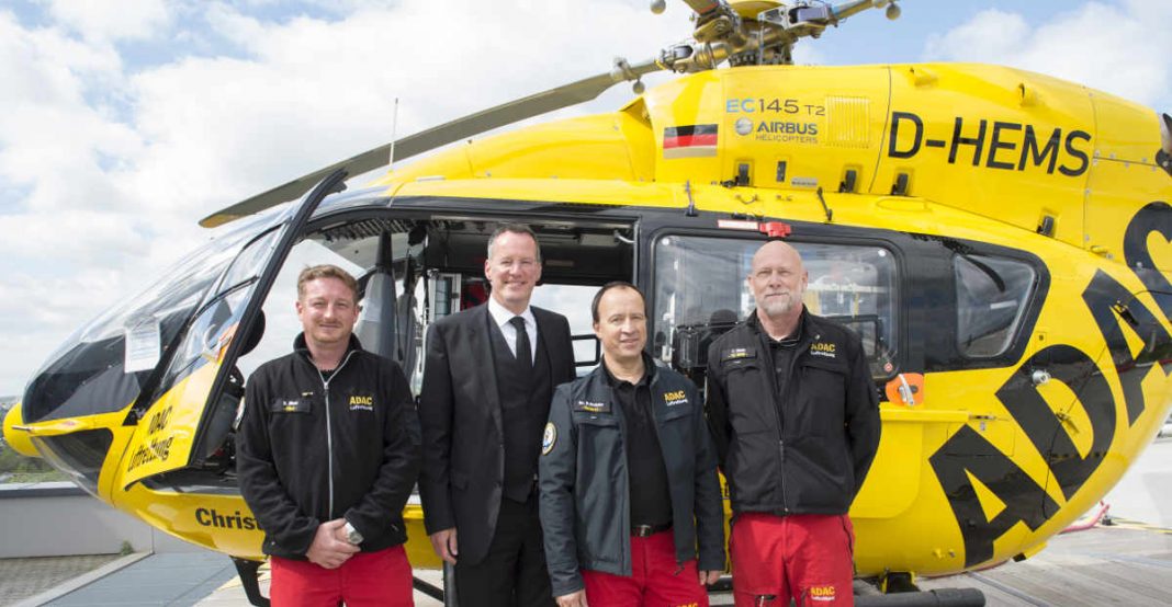 Der Mainzer Oberbürgermeister Michael Ebling (2.v.l.) gratuliert der Crew von „Christoph 77“ zum 25.000 Einsatz: Stationsleiter und Pilot David Blum, leitender Hubschraubernotarzt Dr. Benno Wolcke und leitender TC HEMS, Theo Stein (v.l.n.r.). (Foto: Peter Pulkowski)