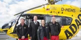 Der Mainzer Oberbürgermeister Michael Ebling (2.v.l.) gratuliert der Crew von „Christoph 77“ zum 25.000 Einsatz: Stationsleiter und Pilot David Blum, leitender Hubschraubernotarzt Dr. Benno Wolcke und leitender TC HEMS, Theo Stein (v.l.n.r.). (Foto: Peter Pulkowski)