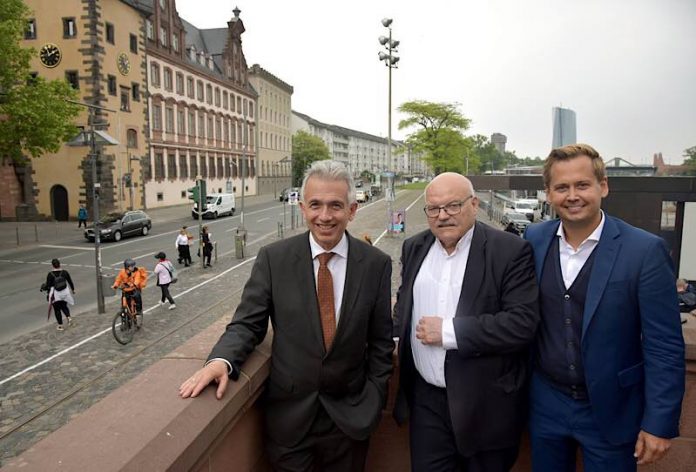OB Peter Feldmann, Klaus Oesterling und Oliver Strank am Aufgang zum Eisernen Steg (Foto: Stadt Frankfurt/Bernd Kammerer)