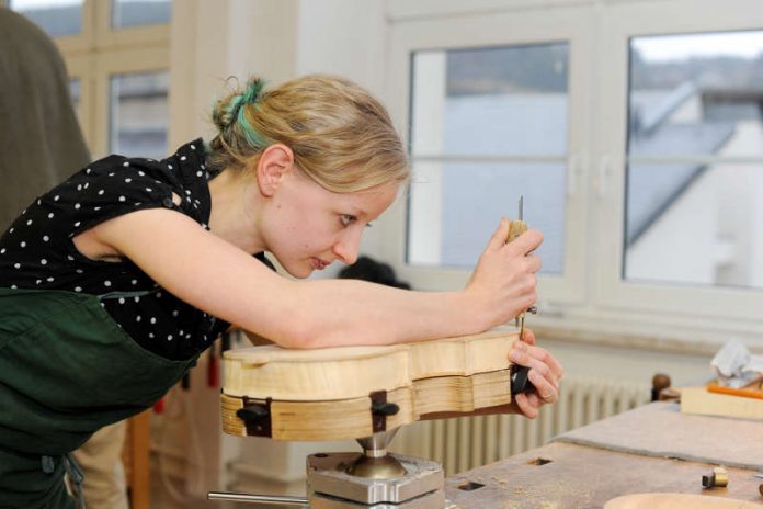 Ausbildung zur Geigenbauerin (Foto: Kipfmüller)