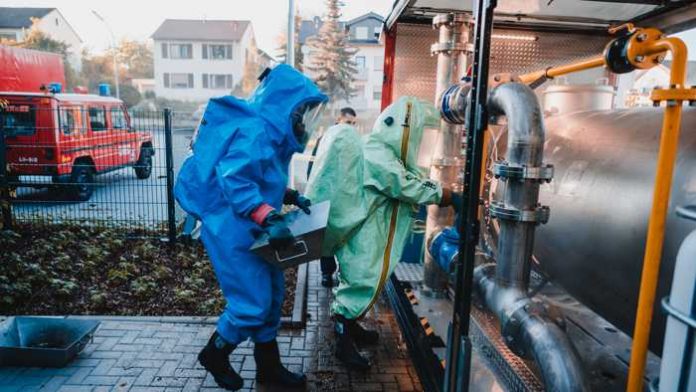 Rüdesheim: Ausbildungsdienst der Freiwilligen Feuerwehr Bad Kreuznach am neuen Gefahrstoffübungscontainer