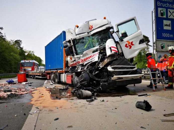 BAB5-Bruchsal: Schwerer Unfall