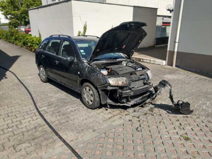 PKW-Schaden © Feuerwehr Bad Kreuznach Bad Münster: Unkraut abflämmen führt zu Heckenbrand und PKW-Schaden © Feuerwehr Bad Kreuznach