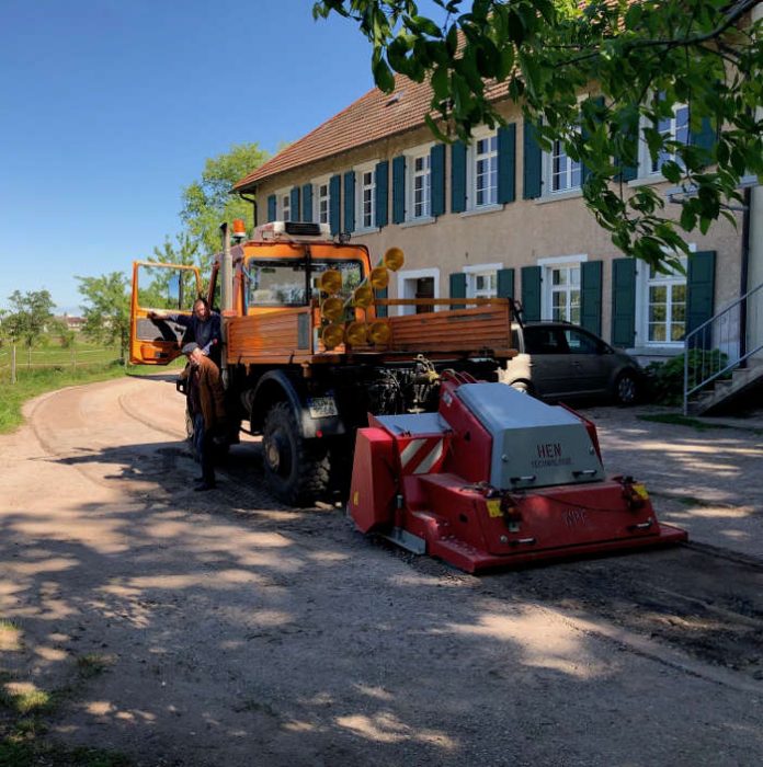 Das neue Wegpflegegerät im Einsatz – hier im Bereich des Neumühlwegs mit Bauhofmitarbeiter Gerd Dambach und Umweltdezernent Dieter Schuhmacher (Foto: Gemeindeverwaltung Haßloch)